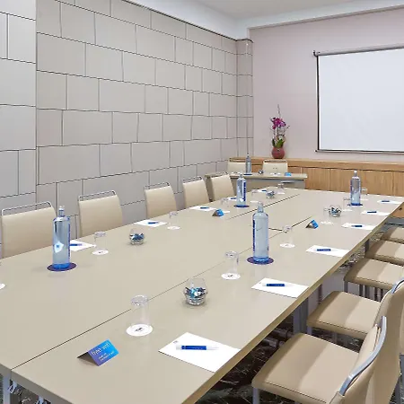 Nh Ciudad De מלון 4*